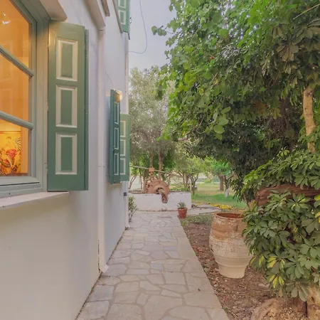 Private Wing Of A Greek Island Estate With Vineyard, Exclusive Grounds & Hosted Experiences בית הארחה