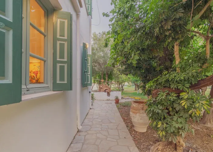 Private Wing Of A Greek Island Estate With Vineyard, Exclusive Grounds & Hosted Experiences בית הארחה