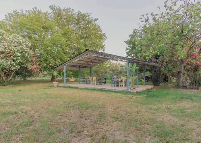 Private Wing Of A Greek Island Estate With Vineyard, Exclusive Grounds & Hosted Experiences בית הארחה