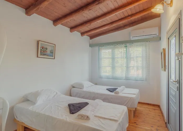 Private Wing Of A Greek Island Estate With Vineyard, Exclusive Grounds & Hosted Experiences בית הארחה העיירה סקיאתוס