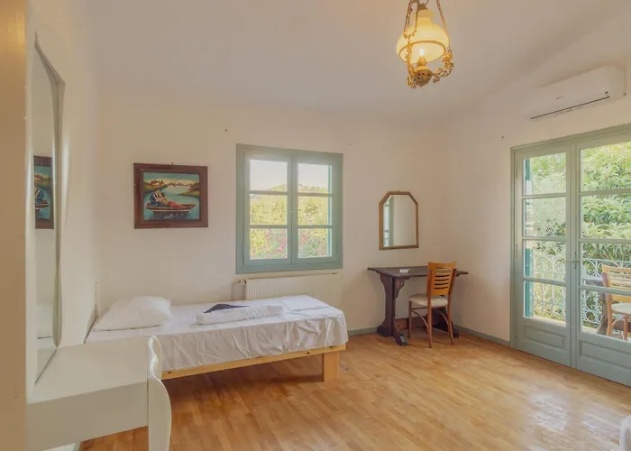 Private Wing Of A Greek Island Estate With Vineyard, Exclusive Grounds & Hosted Experiences בית הארחה