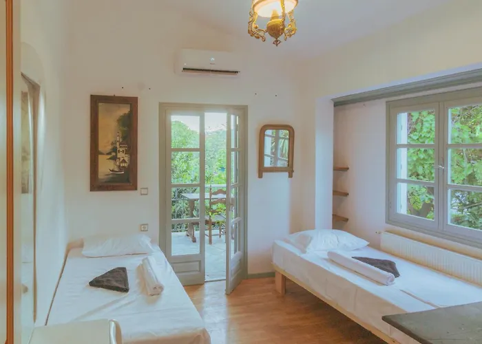 Private Wing Of A Greek Island Estate With Vineyard, Exclusive Grounds & Hosted Experiences בית הארחה 3*